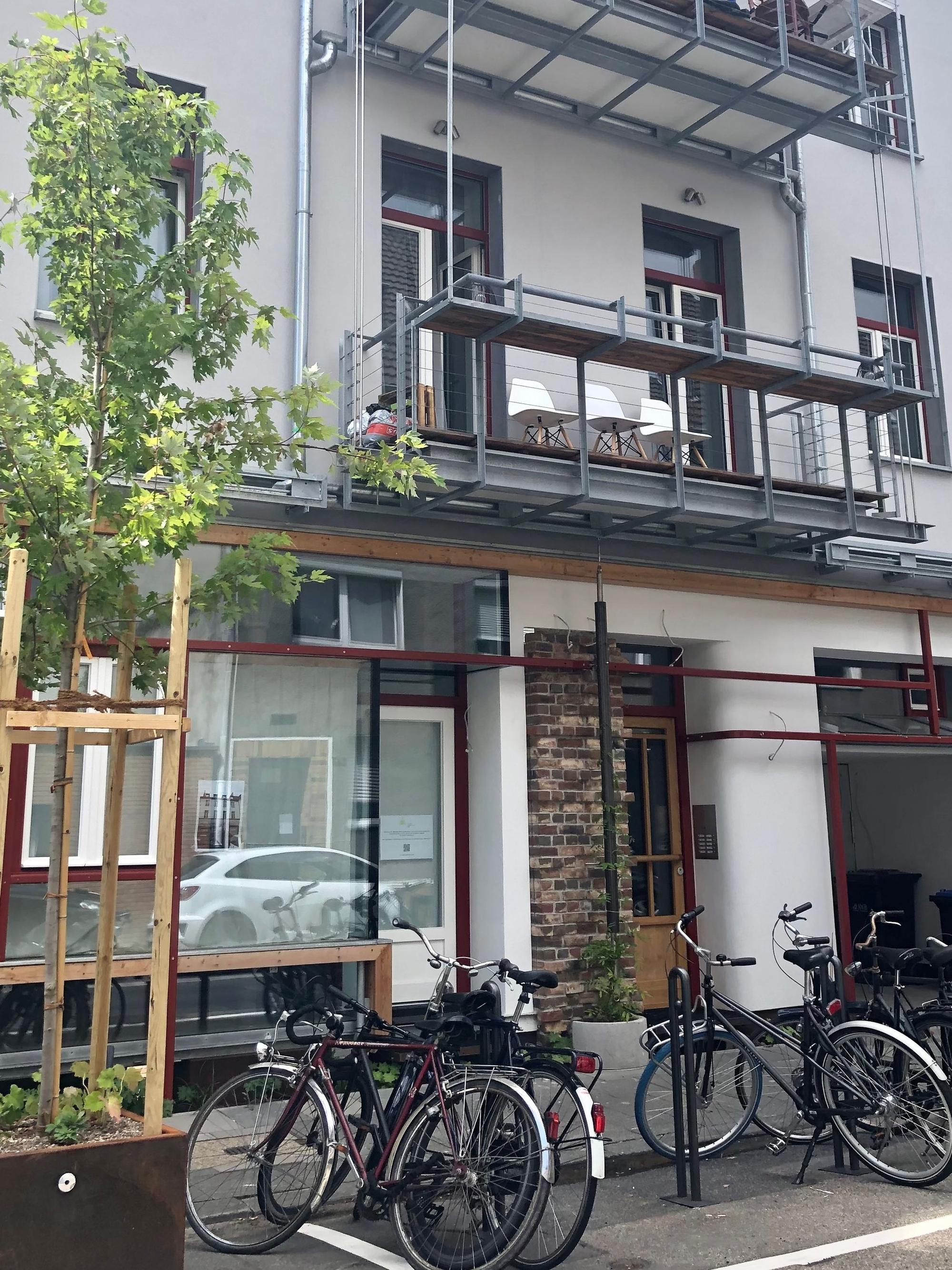 Die Hausfassade aus Sicht der Alteburger Straße.