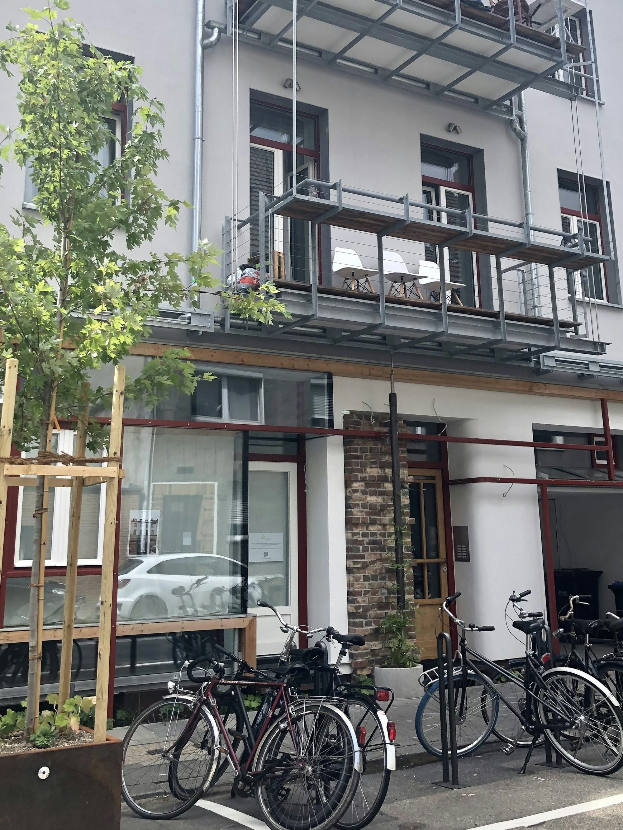 Die Hausfassade aus Sicht der Alteburger Straße.