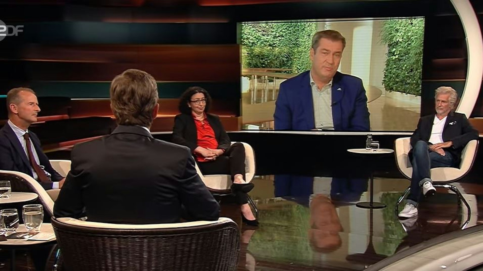 Im Studio von Markus Lanz sitzen Manager Herbert Diess, Bauingenieurin Lamia Messari-Becker und Autor Frank Schätzing (v.l.). Markus Söder ist zugeschaltet.