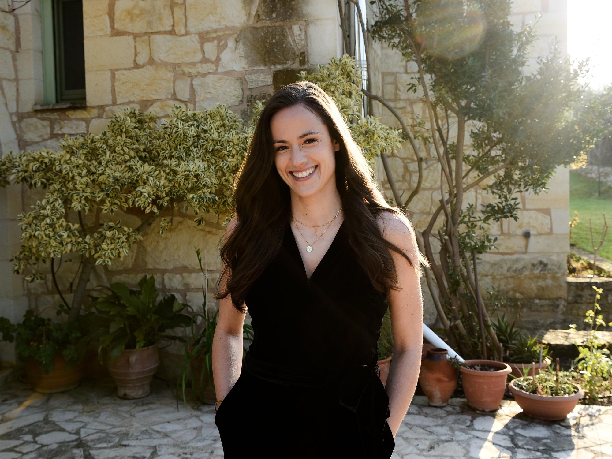 Bei Princess Charming findet sie Lou: Rechtsanwältin Irina Schlauch ist die erste Frau, die in der neuen lesbischen Dating-Show Princess Charming 2021 die Liebe sucht.