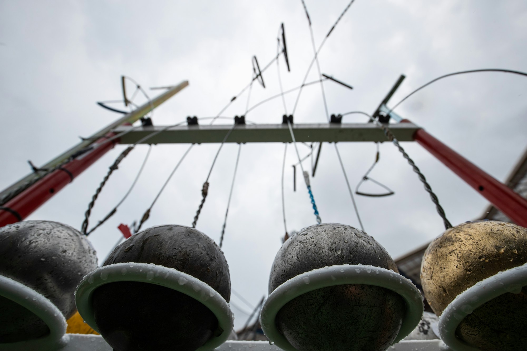 Hammer hängen in einem Ständer. Bei einem Trainingsunfall verstarb eine Nachwuchsathletin.