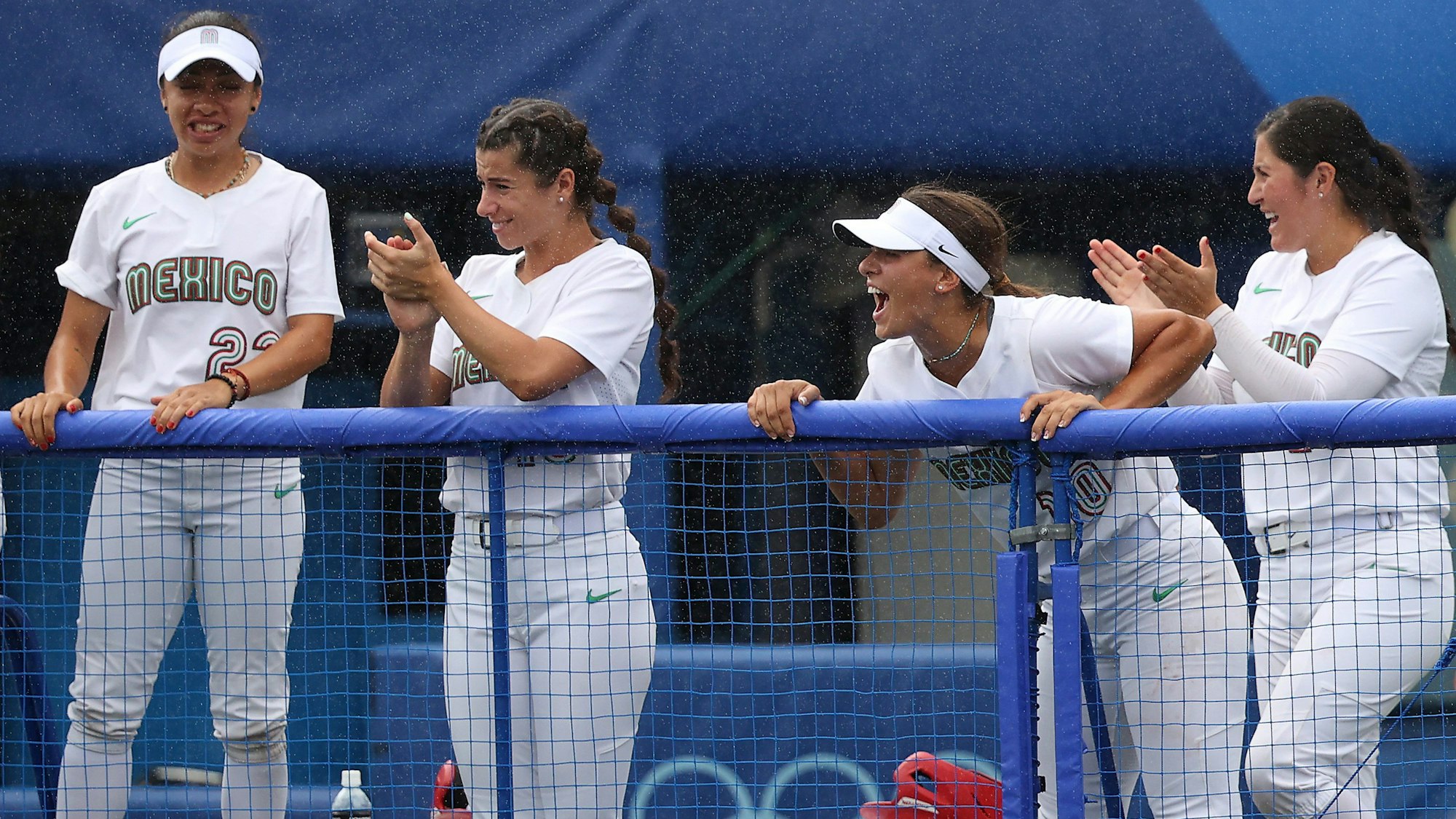 Spielerinnen des mexikanischen Softball-Teams feuern ihre Kolleginnen während des Olympia-Spiels gegen Kanada an.