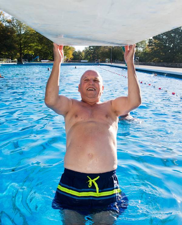 Ein 76-Jähriger macht in einem Freibad Klimmzüge am Ein-Meter-Brett.