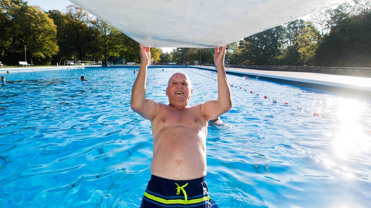 Ein 76-Jähriger macht in einem Freibad Klimmzüge am Ein-Meter-Brett.