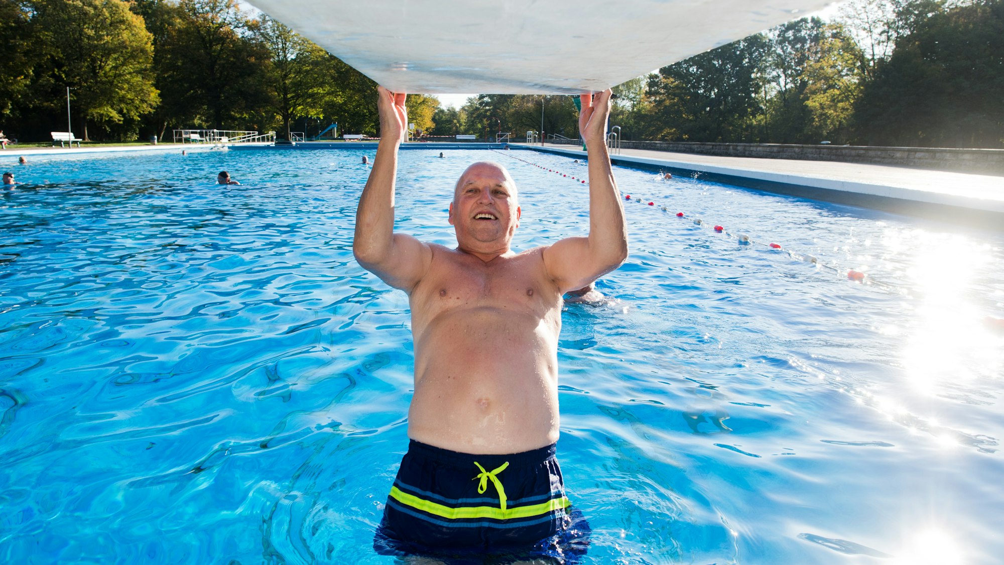 Ein 76-Jähriger macht in einem Freibad Klimmzüge am Ein-Meter-Brett.