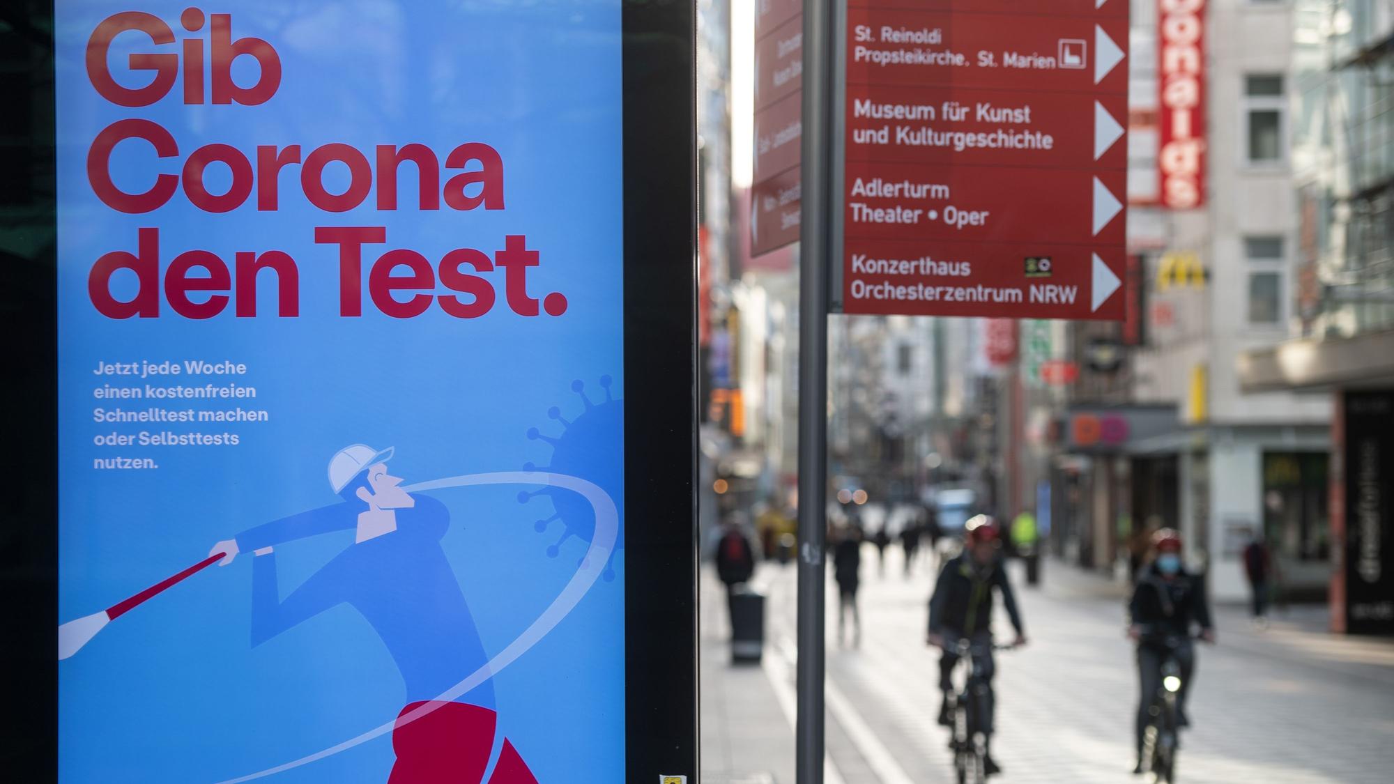 „Gib Corona den Test“ ist im März 2021 auf einem Werbebanner des Bundesgesundheitsministeriums auf einem Display in Dortmund zu lesen. Am 29. Juli hat das Land NRW die Corona-Regeln gelockert.