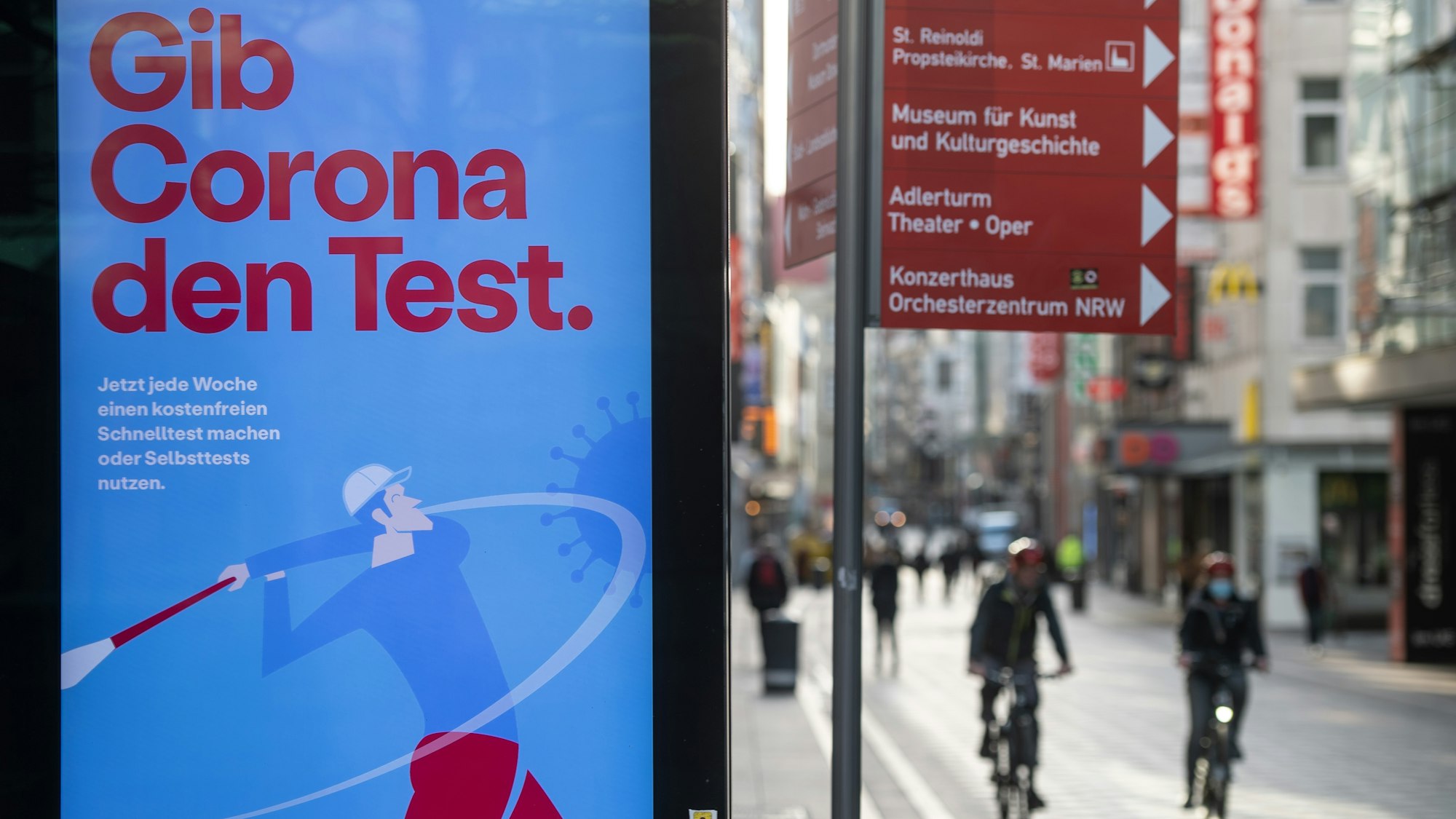 „Gib Corona den Test“ ist im März 2021 auf einem Werbebanner des Bundesgesundheitsministeriums auf einem Display in Dortmund zu lesen. Am 29. Juli hat das Land NRW die Corona-Regeln gelockert.