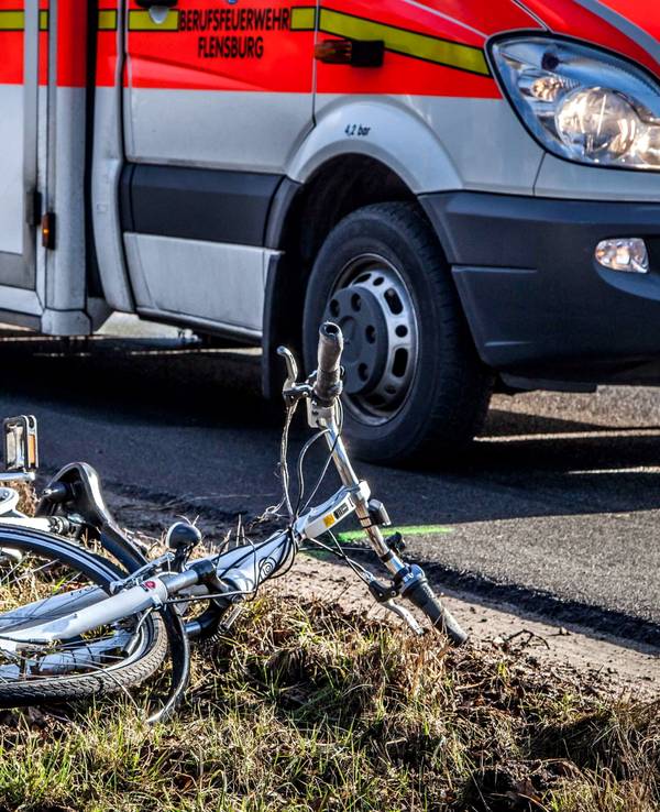 Das Foto zeigt einen schweren Fahrradunfall im Februar 2014 in Schleswig-Holstein.