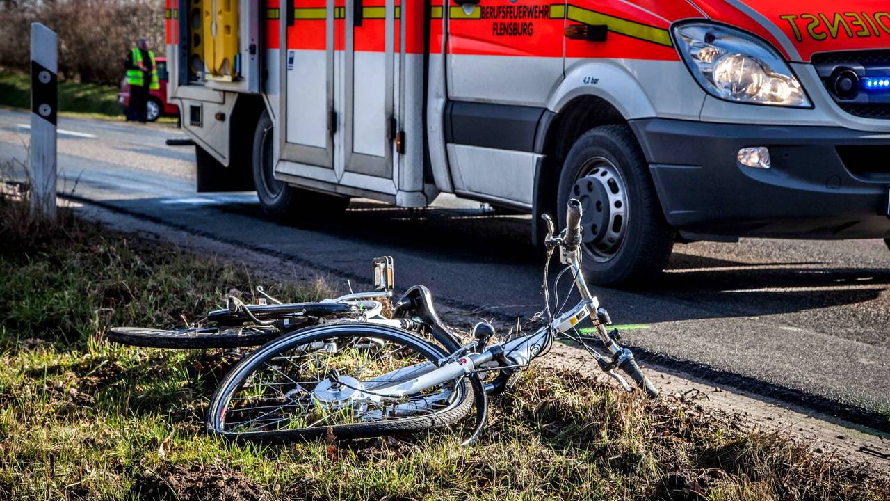 Das Foto zeigt einen schweren Fahrradunfall im Februar 2014 in Schleswig-Holstein.