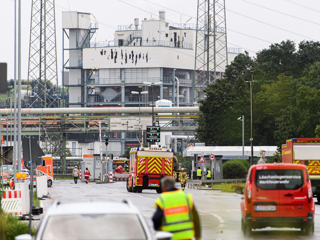 Rettungswagen vor dem Chempark Leverkusen