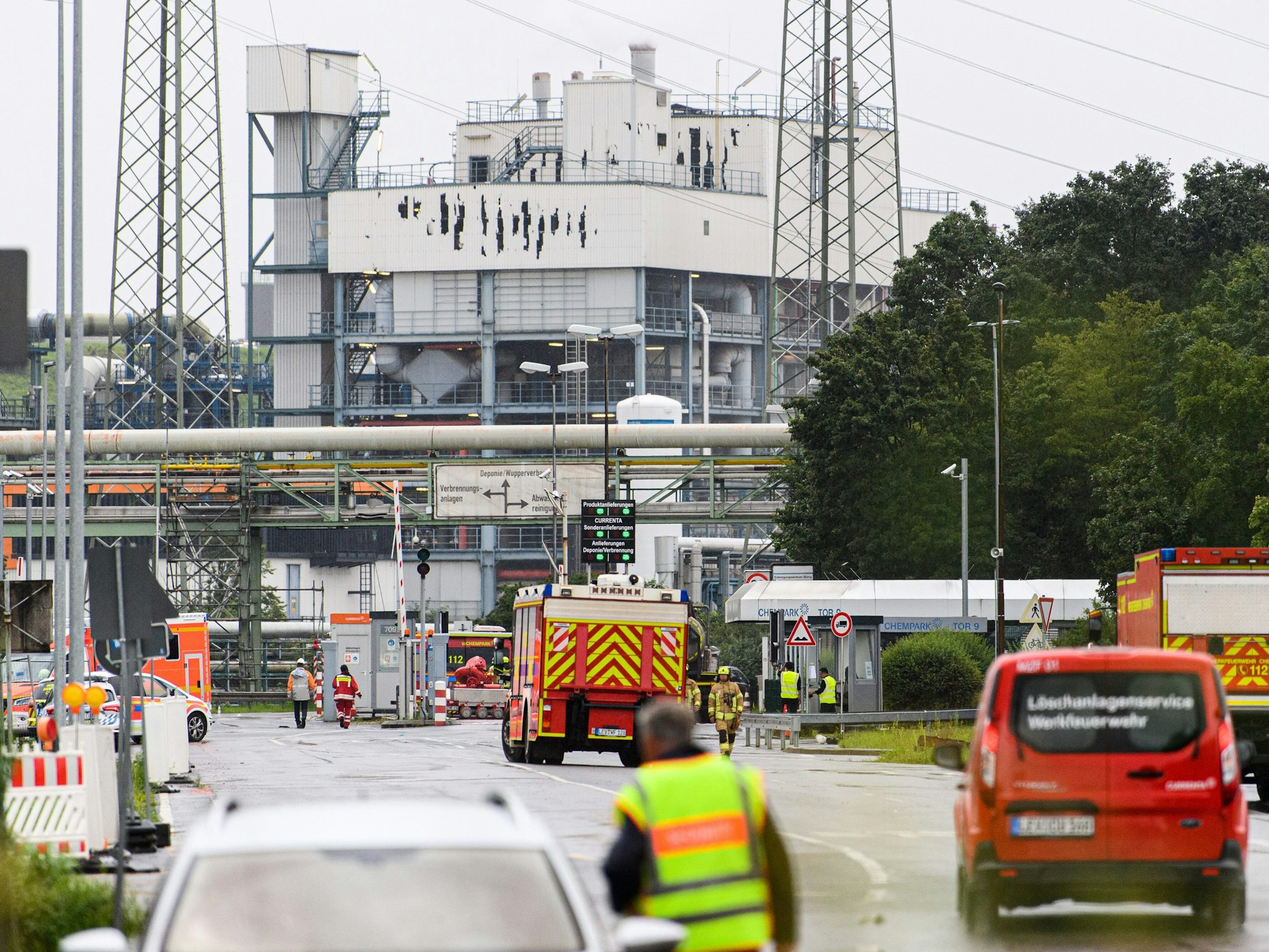 Rettungswagen vor dem Chempark Leverkusen