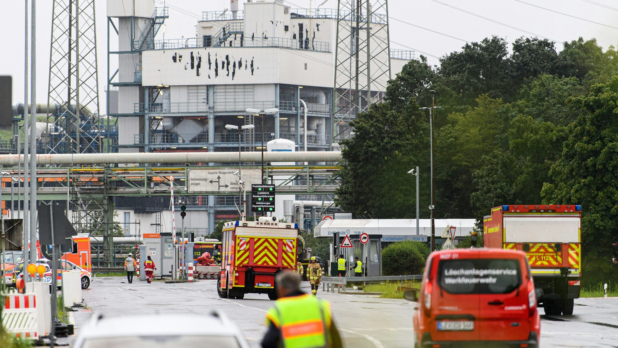 Furchtbarer Vorfall in Leverkusen: Eine Explosion am Chempark Leverkusen hat Tote und Verletzte gefordert. Unser Foto zeigt Einsatzkräfte vor Ort am 27. Juli 2021.