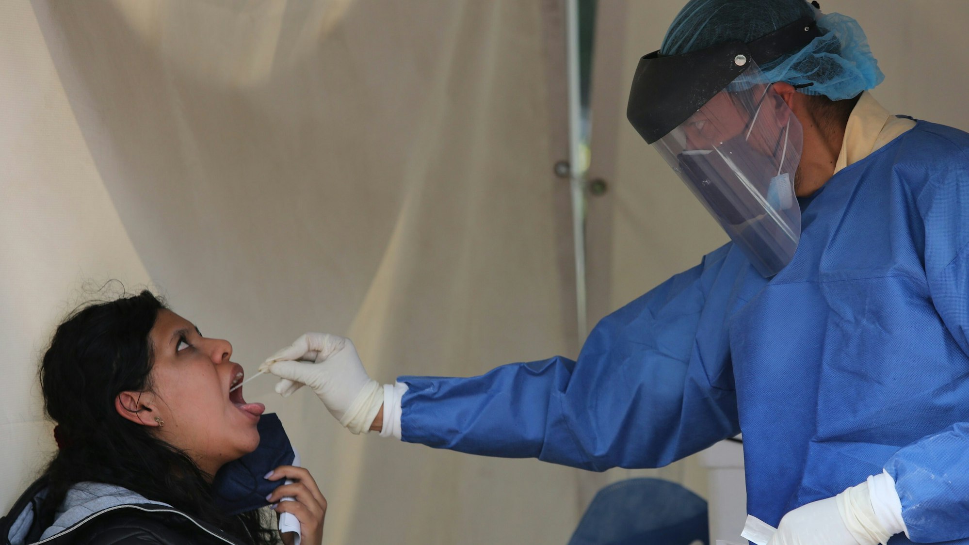 Eine Frau in Mexiko-City unterzieht sich am 10. Juli einem Corona-Test.