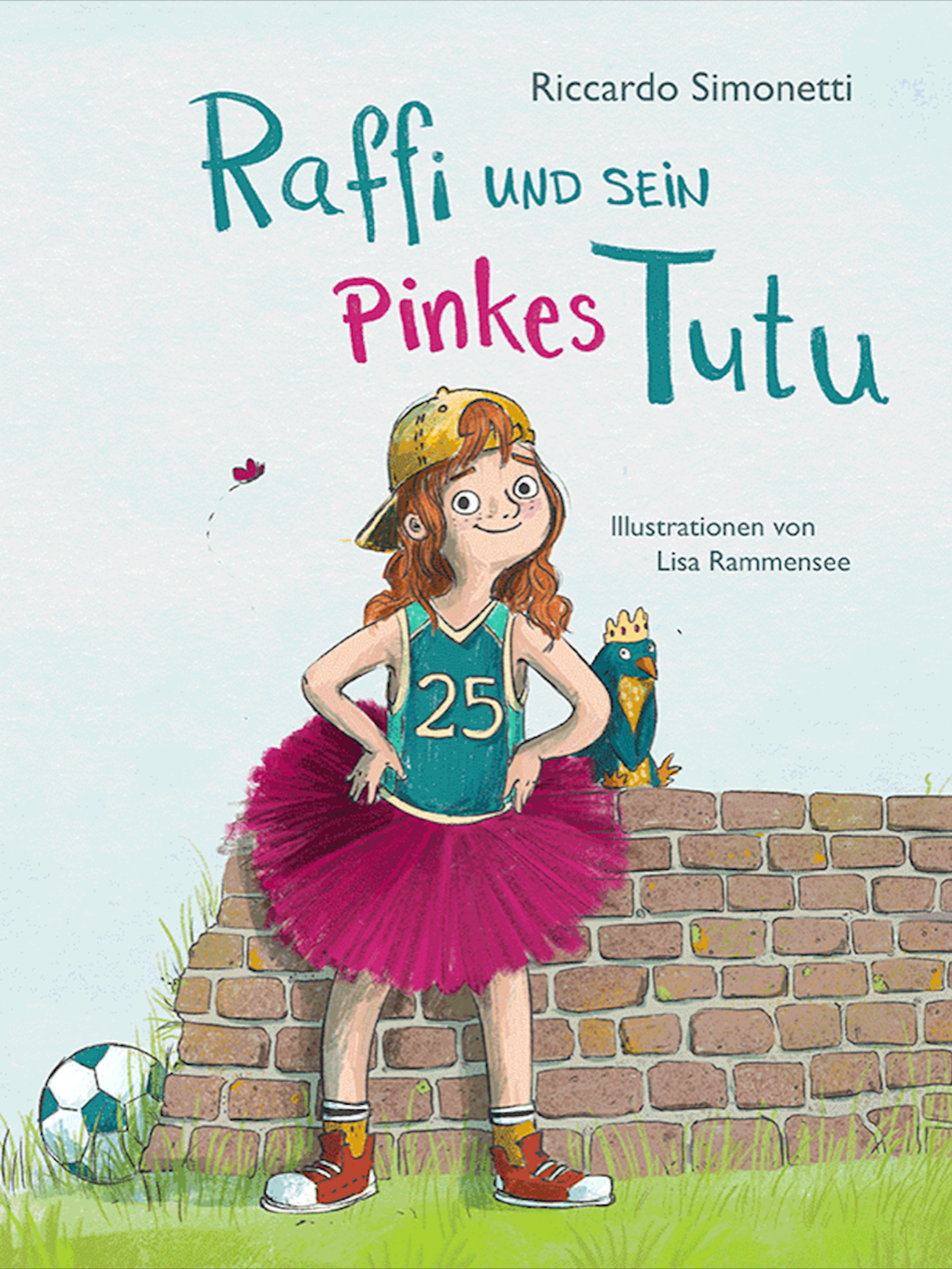 Auf dem illustrierten Cover des Kinderbuches „Raffi und sein pinkes Tutu“ steht Raffi in Tutu und Sporttrikot.