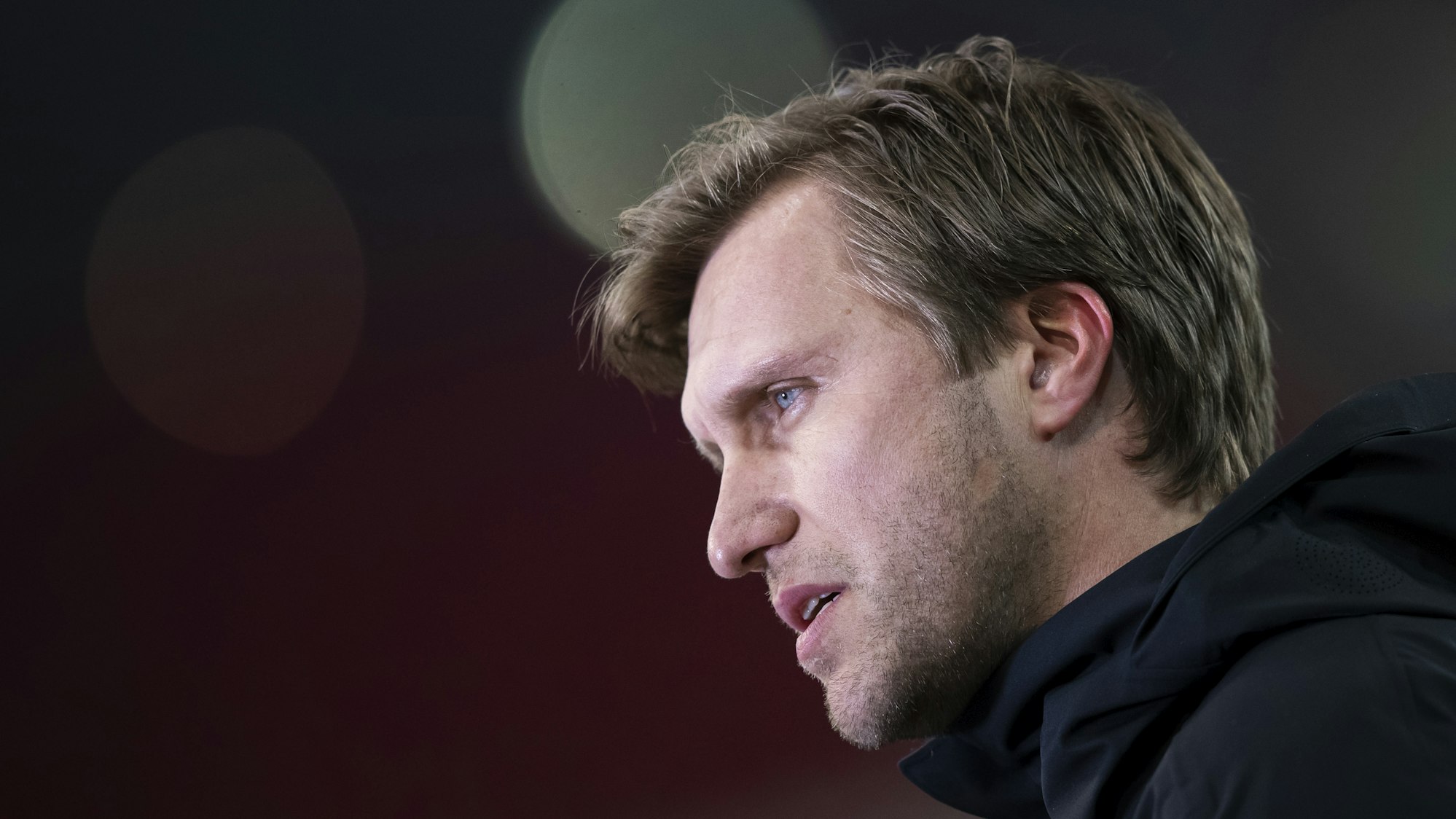 Markus Krösche mit ernster Miene: der Vorstand von Eintracht Frankfurt fordert volle Stadion trotz Corona.