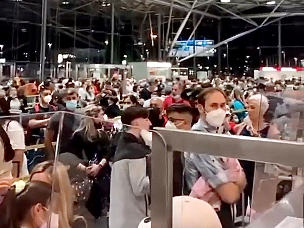 Reisende warten am Flughafen Köln/Bonn.