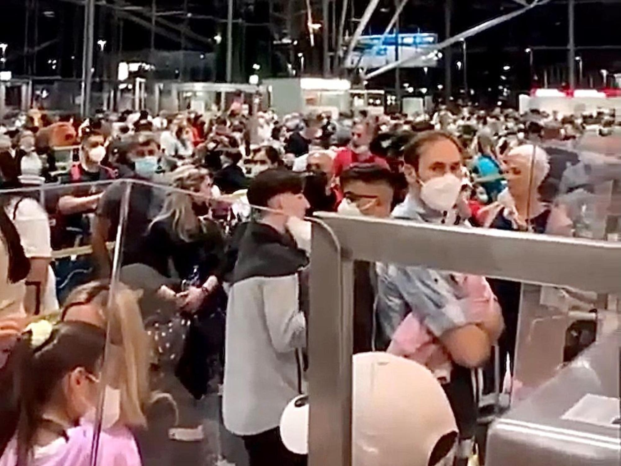 Reisende warten am Flughafen Köln/Bonn.