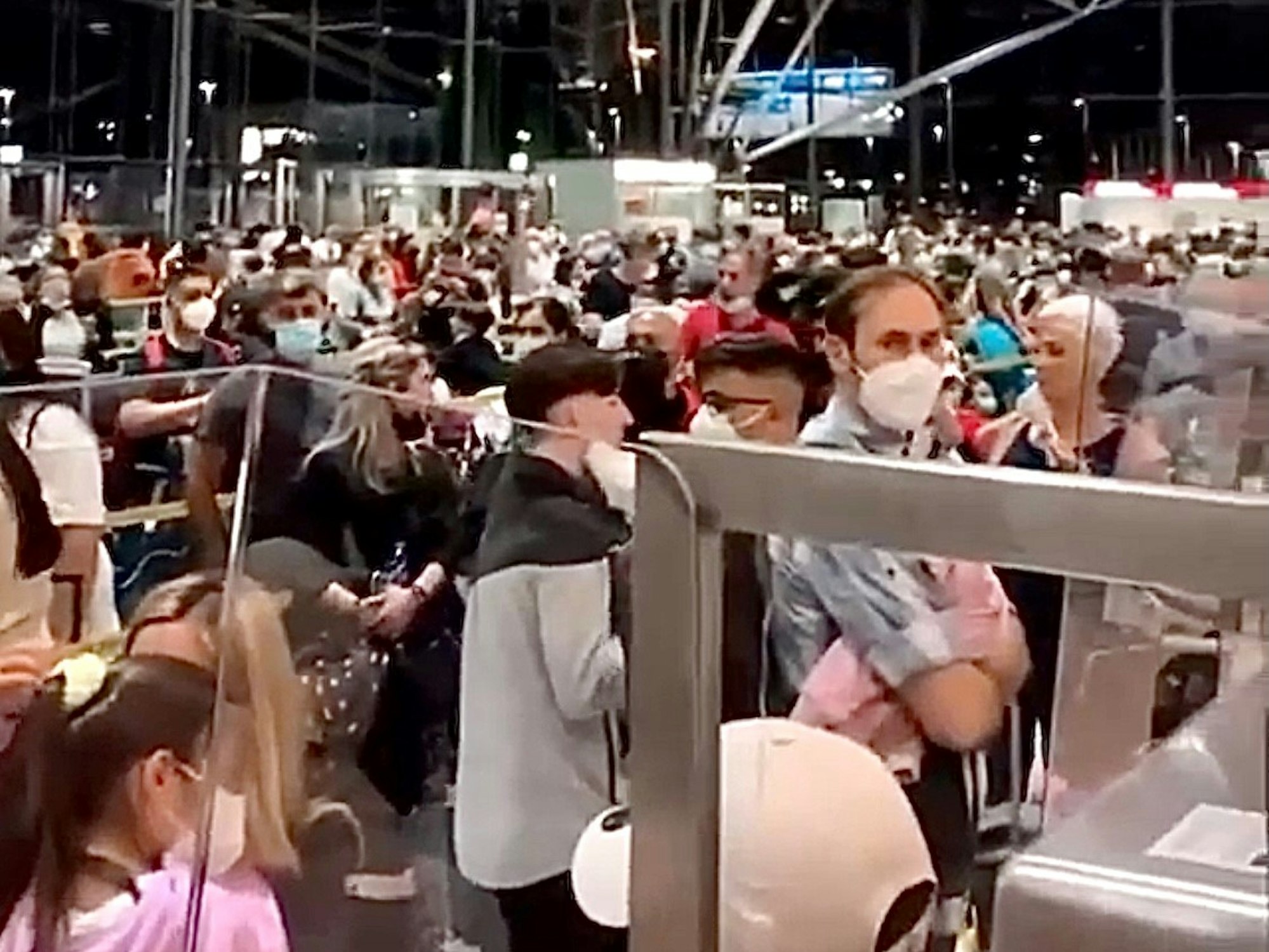 Reisende warten am Flughafen Köln/Bonn.