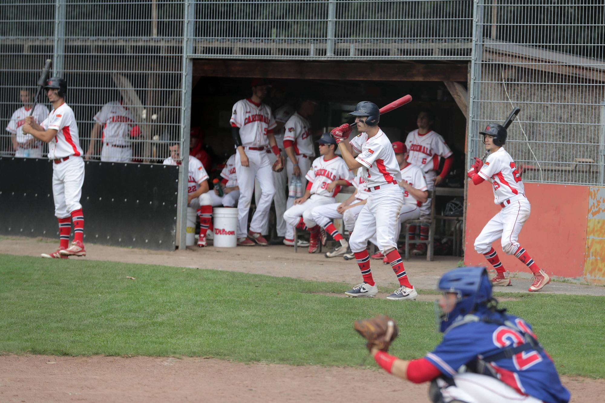 Spieler stehen auf dem Platz und spielen Baseball.