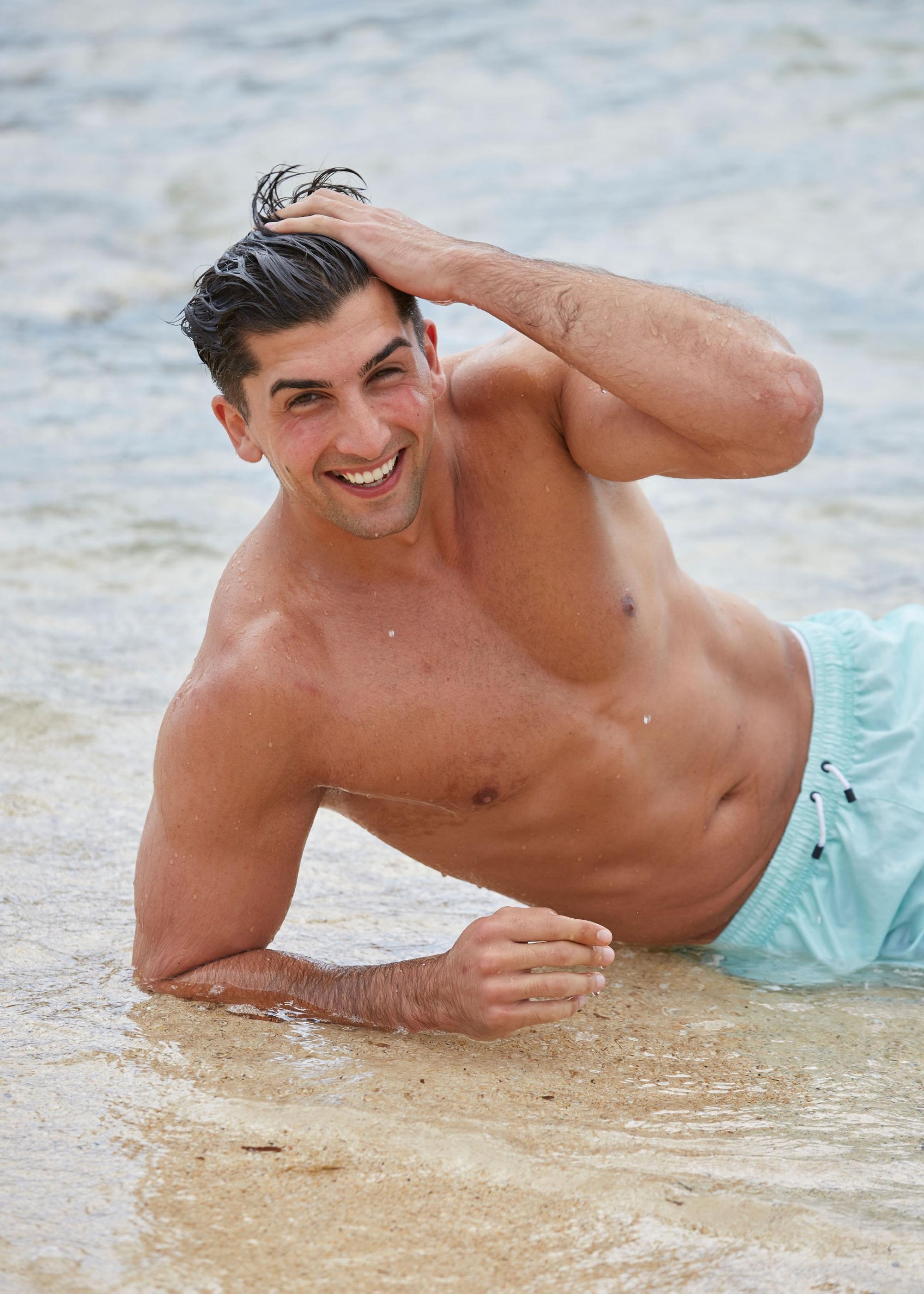 Bachelorette 2021, Kandidat Julian liegt am Strand.