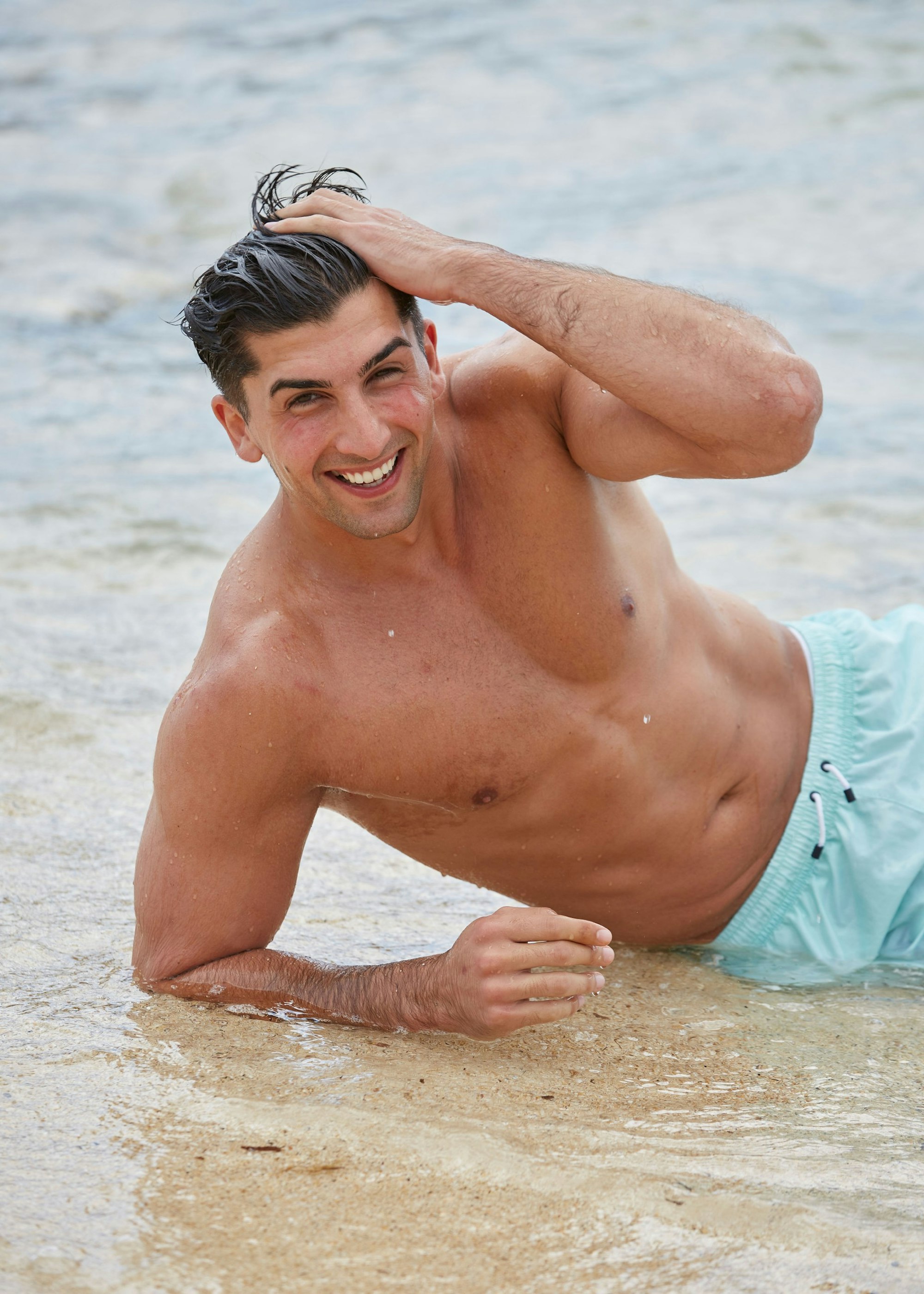 Bachelorette 2021, Kandidat Julian liegt am Strand.