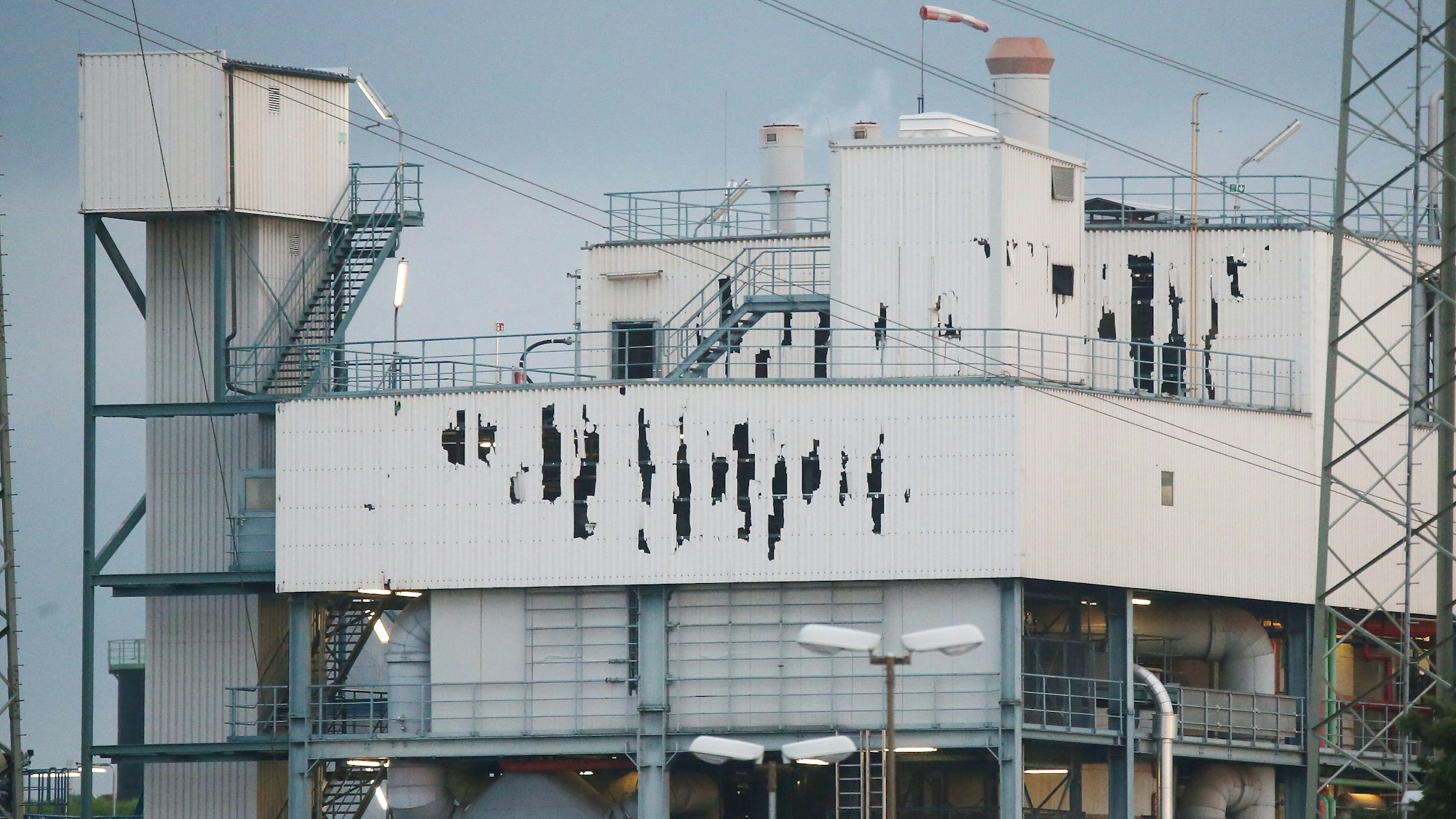 Nach der Explosion am 27. Juli im Leverkusener Chempark mit mindestens zwei Toten sind einige Gebäude schwer beschädigt worden.