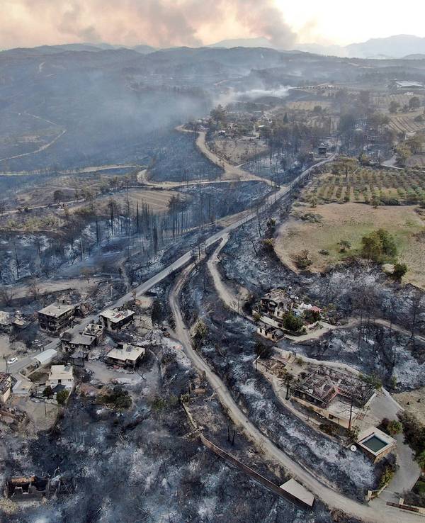 Ein Luftbild zeigt die Zerstörung durch die Waldbrände in Manavgat in der Region Antalya am 29. Juli 2021.