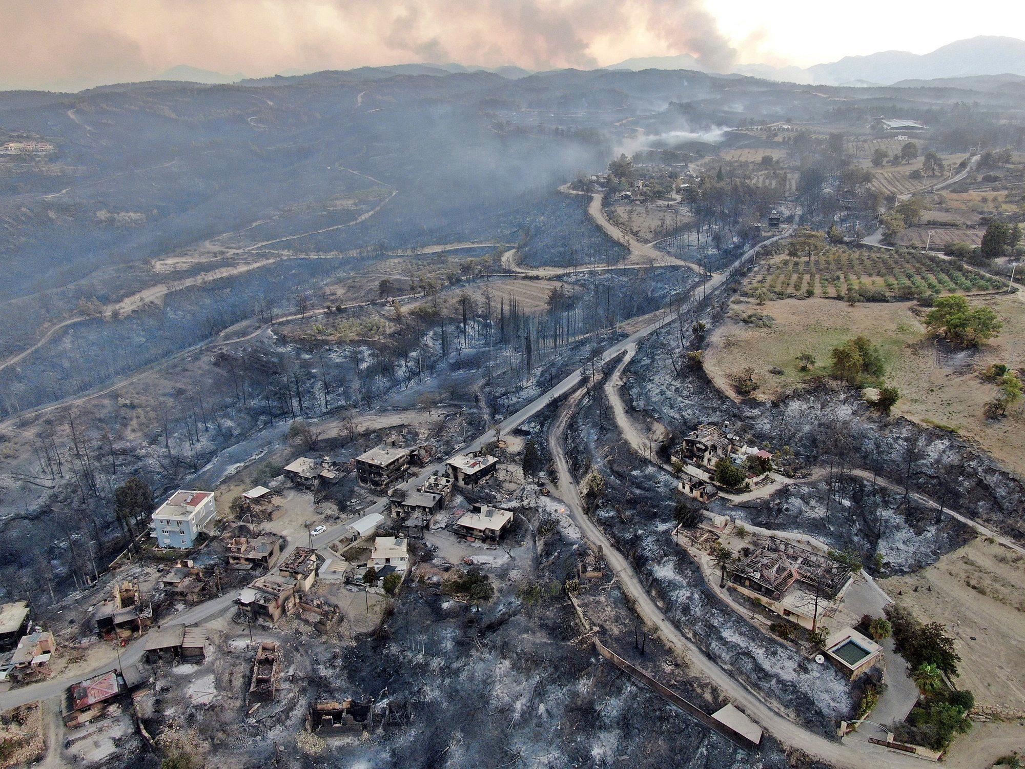 Ein Luftbild zeigt die Zerstörung durch die Waldbrände in Manavgat in der Region Antalya am 29. Juli 2021.