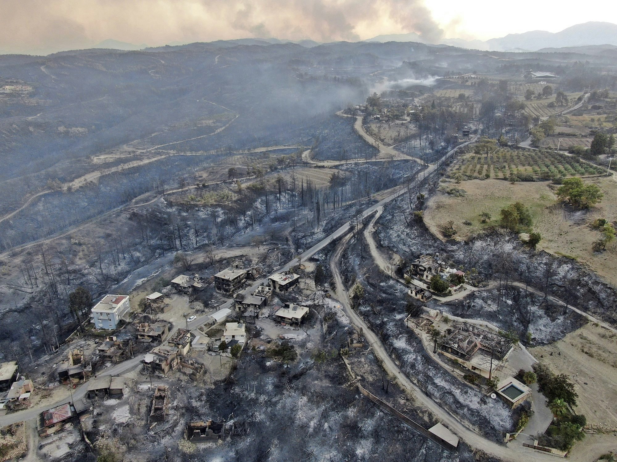 Ein Luftbild zeigt die Zerstörung durch die Waldbrände in Manavgat in der Region Antalya am 29. Juli 2021.