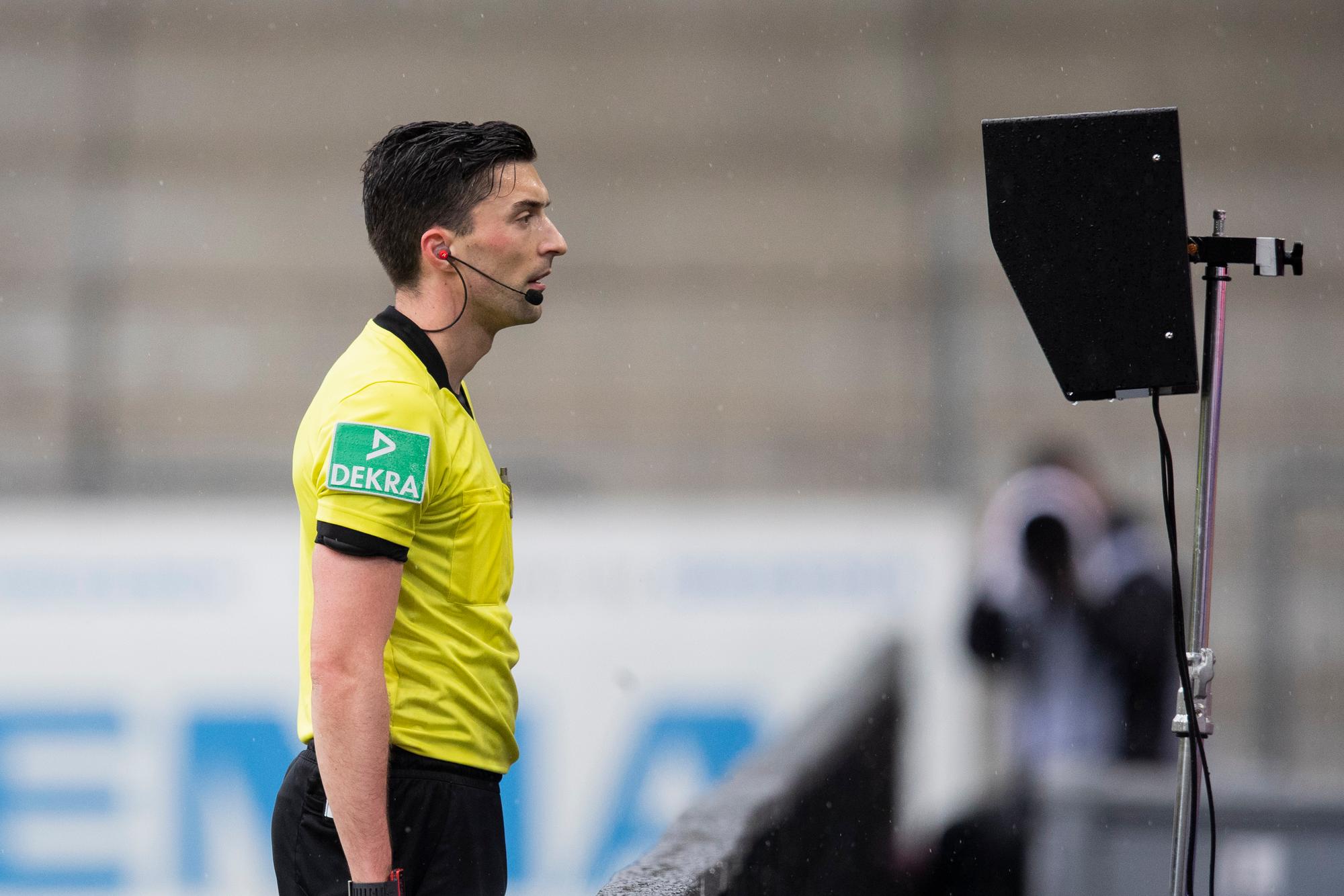 Schiedsrichter Florian Badstübner schaut sich eine Aktion im VAR (Videobeweis) an und entscheidet auf Elfmeter.