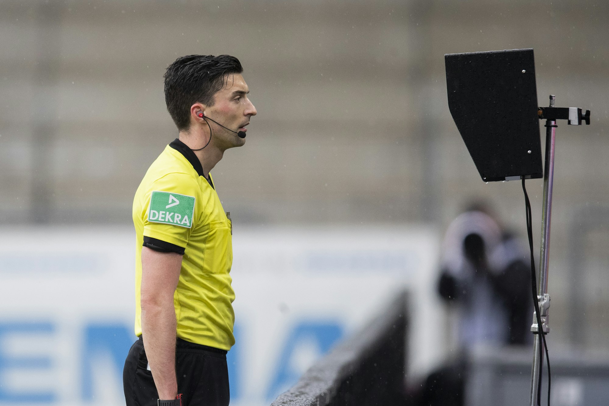 Schiedsrichter Florian Badstübner schaut sich eine Aktion im VAR (Videobeweis) an und entscheidet auf Elfmeter.