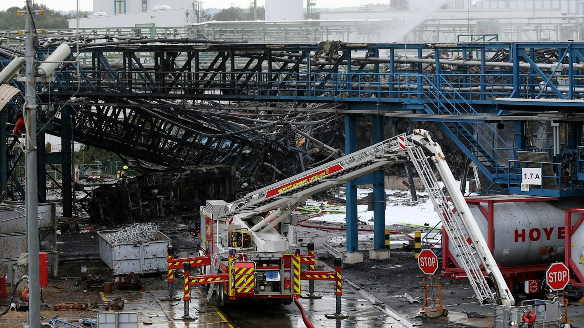 Einsatzkräfte der Feuerwehr sind am 28. Juli mit Löscharbeiten im Leverkusener Chempark beschäftigt. Nach der Explosion in einer Müllverbrennungsanlage sind bisher sechs Tote zu beklagen. +++ dpa-Bildfunk +++