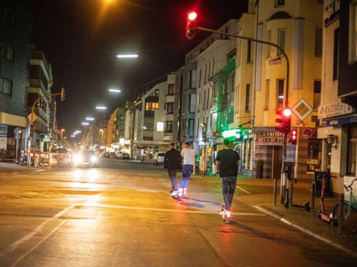Männer fahren mit E-Scootern über die Berrenrather Straße in Sülz.
