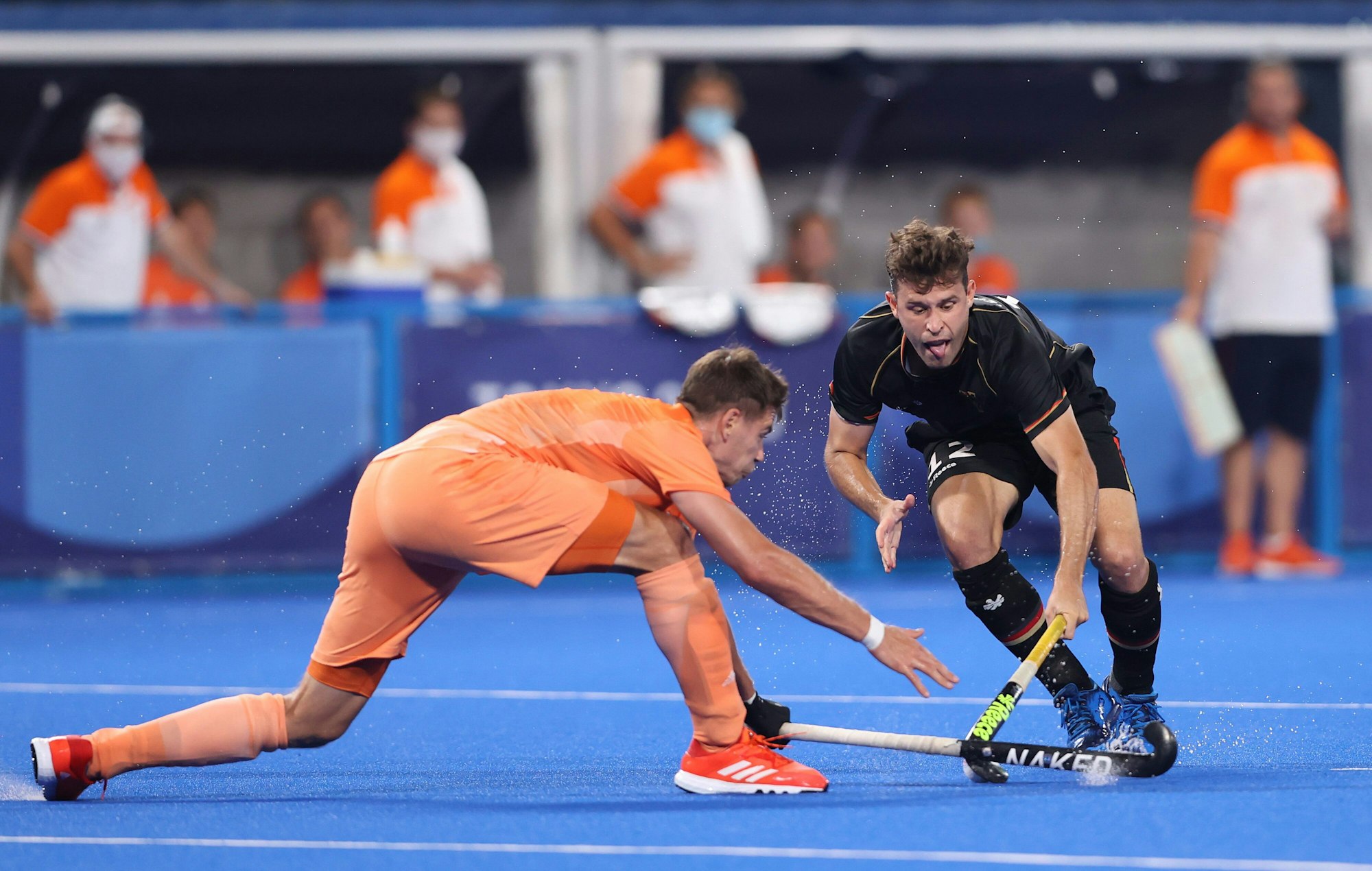 Sander Sebastiaan Robert de Wijn und Timm Alexander Herzbruch kämpfen um den Ball.