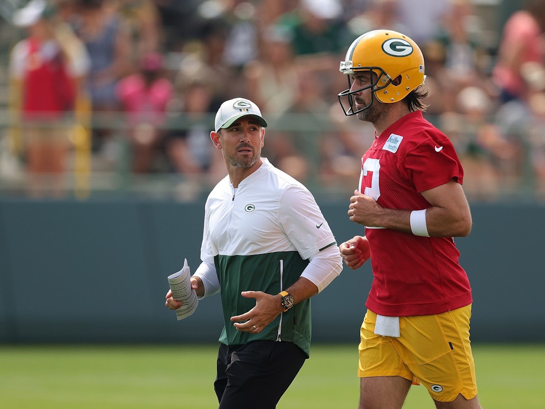 Matt LaFleur und Aaron Rodgers sprechen miteinander beim Trainingslager der Green Bay Packers in Ray Nitschke Field.
