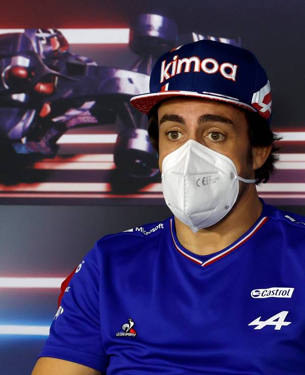 Fernando Alonso bei einer Pressekonferenz mit verblüffter Miene.