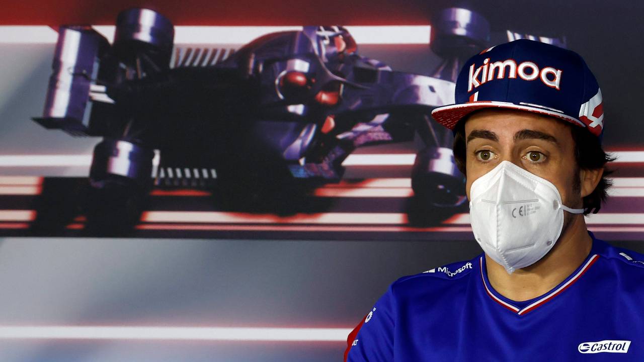 Fernando Alonso bei einer Pressekonferenz mit verblüffter Miene.