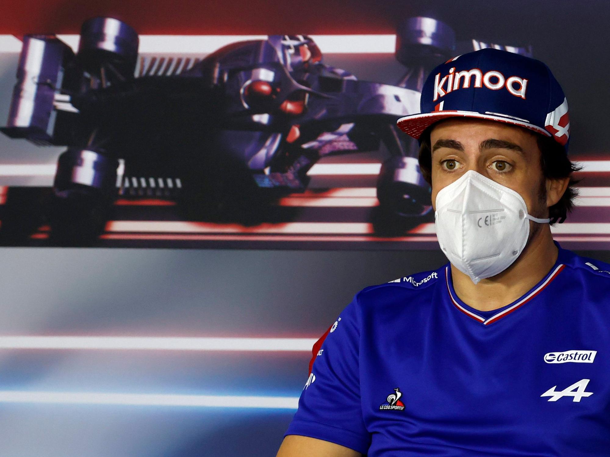 Fernando Alonso bei einer Pressekonferenz mit verblüffter Miene.
