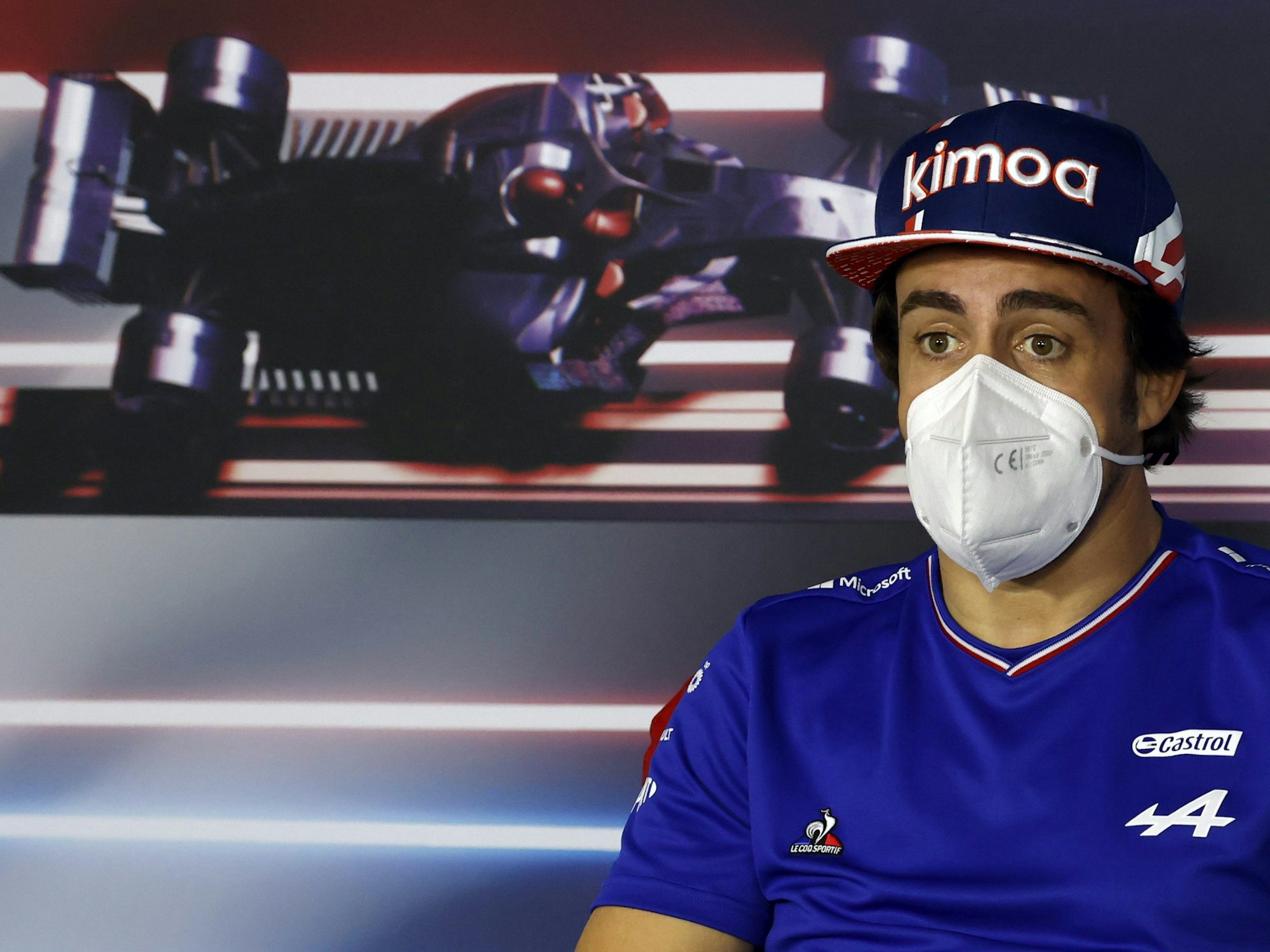 Fernando Alonso bei einer Pressekonferenz mit verblüffter Miene.