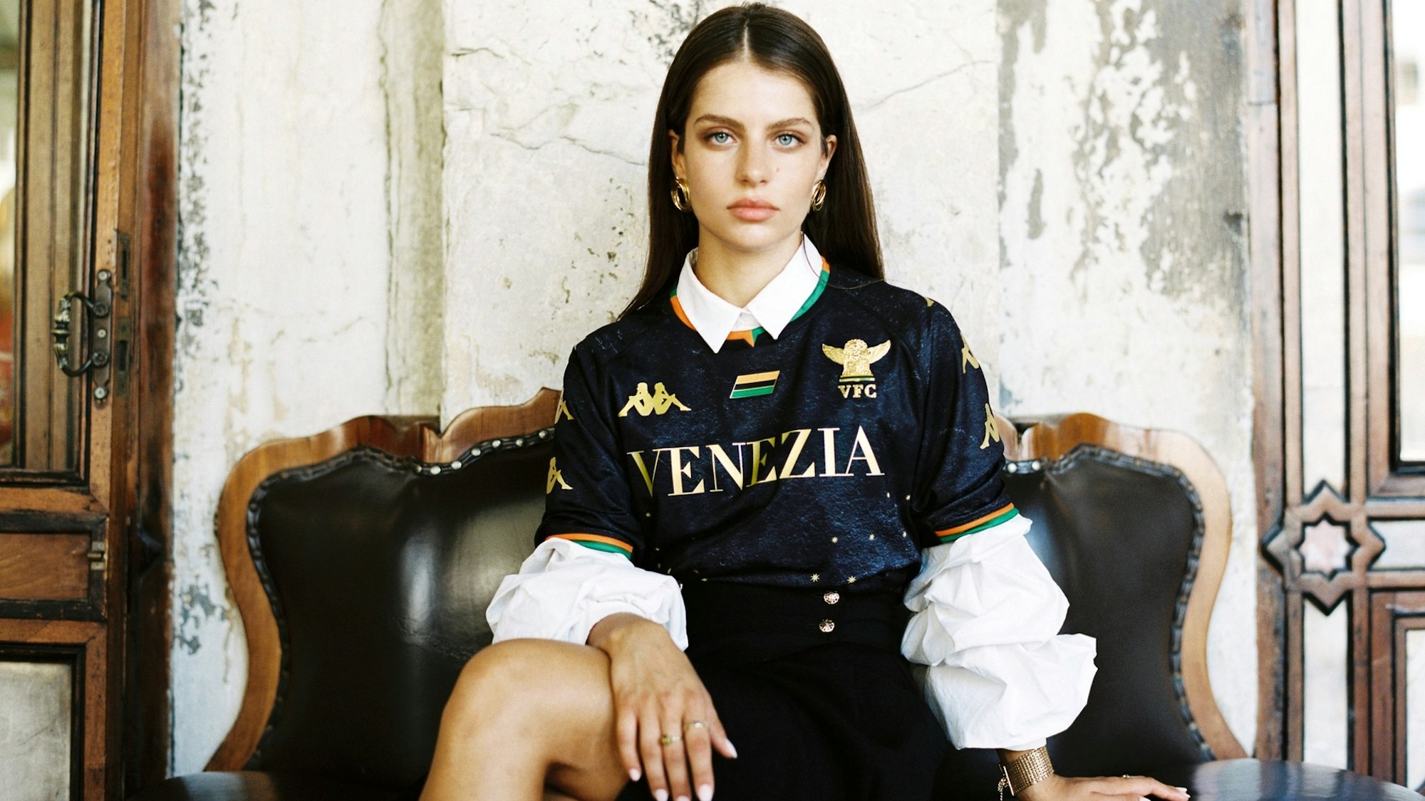 Model Théopisti trägt für die Werbe-Kampagne das neue Trikot des italienischen Erstliga-Aufsteigers Venezia FC.