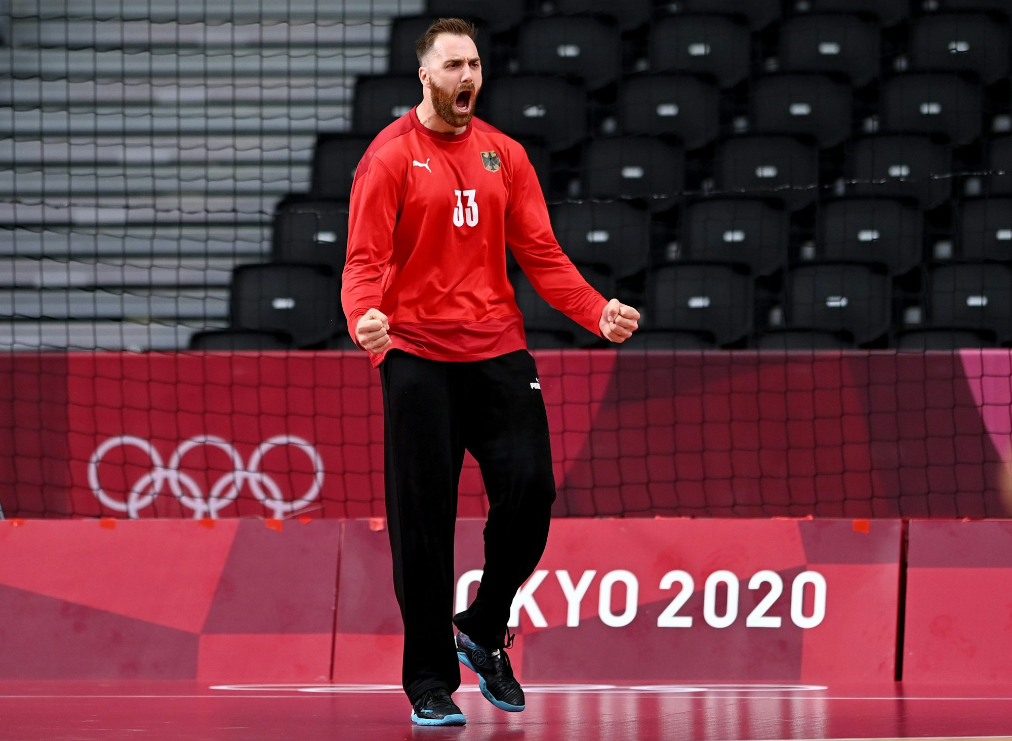 Deutschlands Torhüter Andreas Wolff jubelt nach einer Parade.