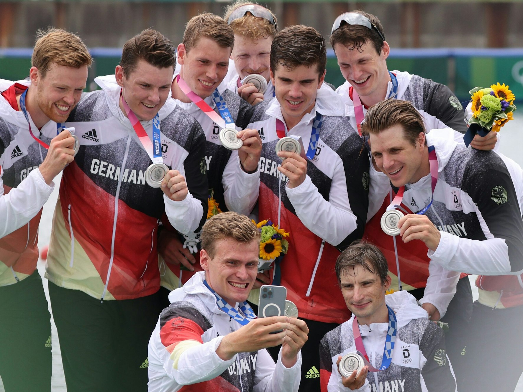 Der Deutschland-Achter mit Johannes Weißenfeld, Laurits Follert, Olaf Roggensack, Torben Johannesen, Jakob Schneider, Malte Jakschik, Richard Schmidt, Hannes Ocik und Martin Sauer bei der Siegerehrung der Olympischen Spiele am 30. Juli 2021 in Tokio.