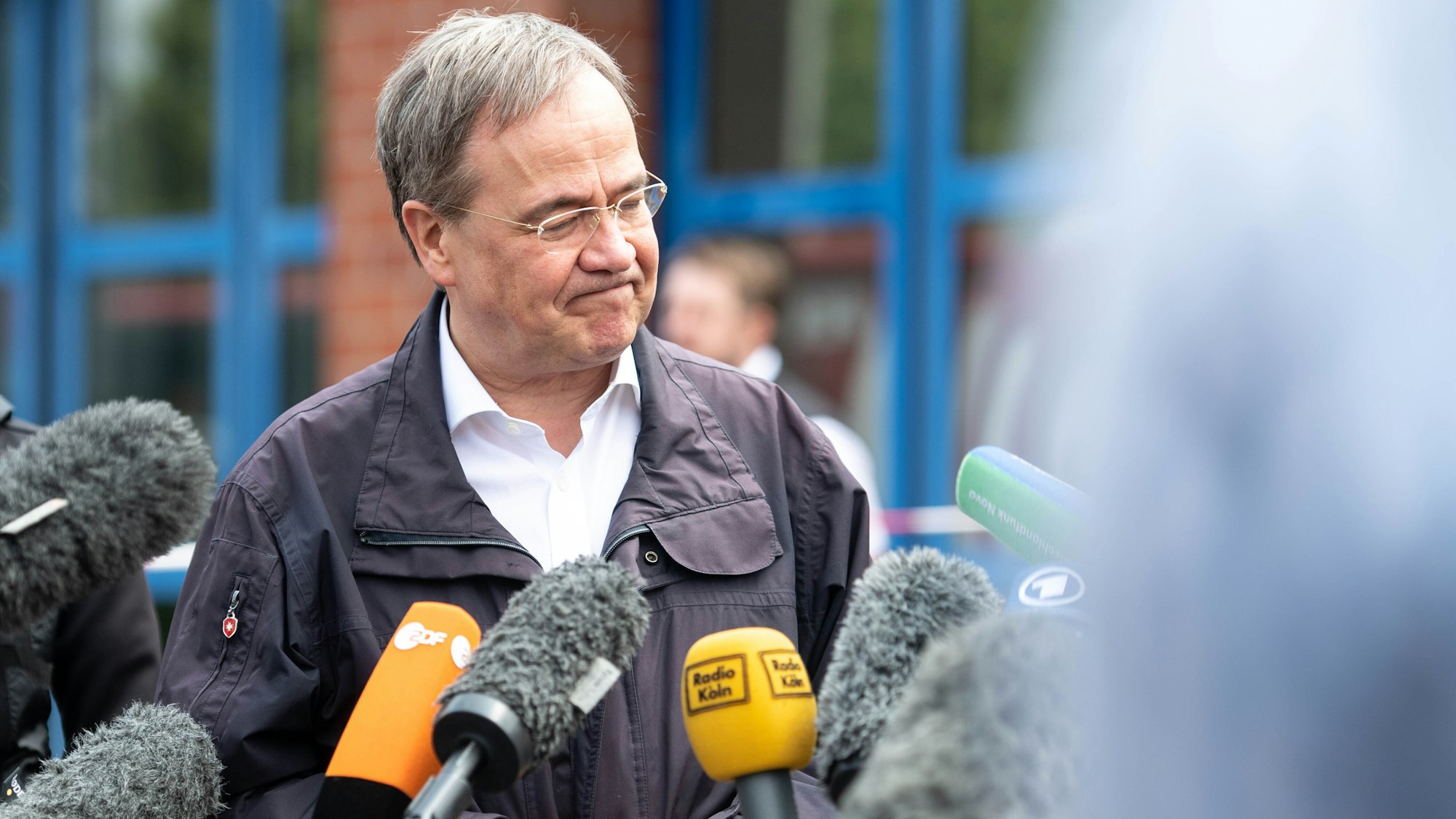 Armin Laschet (CDU), Ministerpräsident von Nordrhein-Westfalen und Kanzlerkandidat, gibt nach seinem Besuch der Feuerwehrleitzentrale ein Pressestatement.