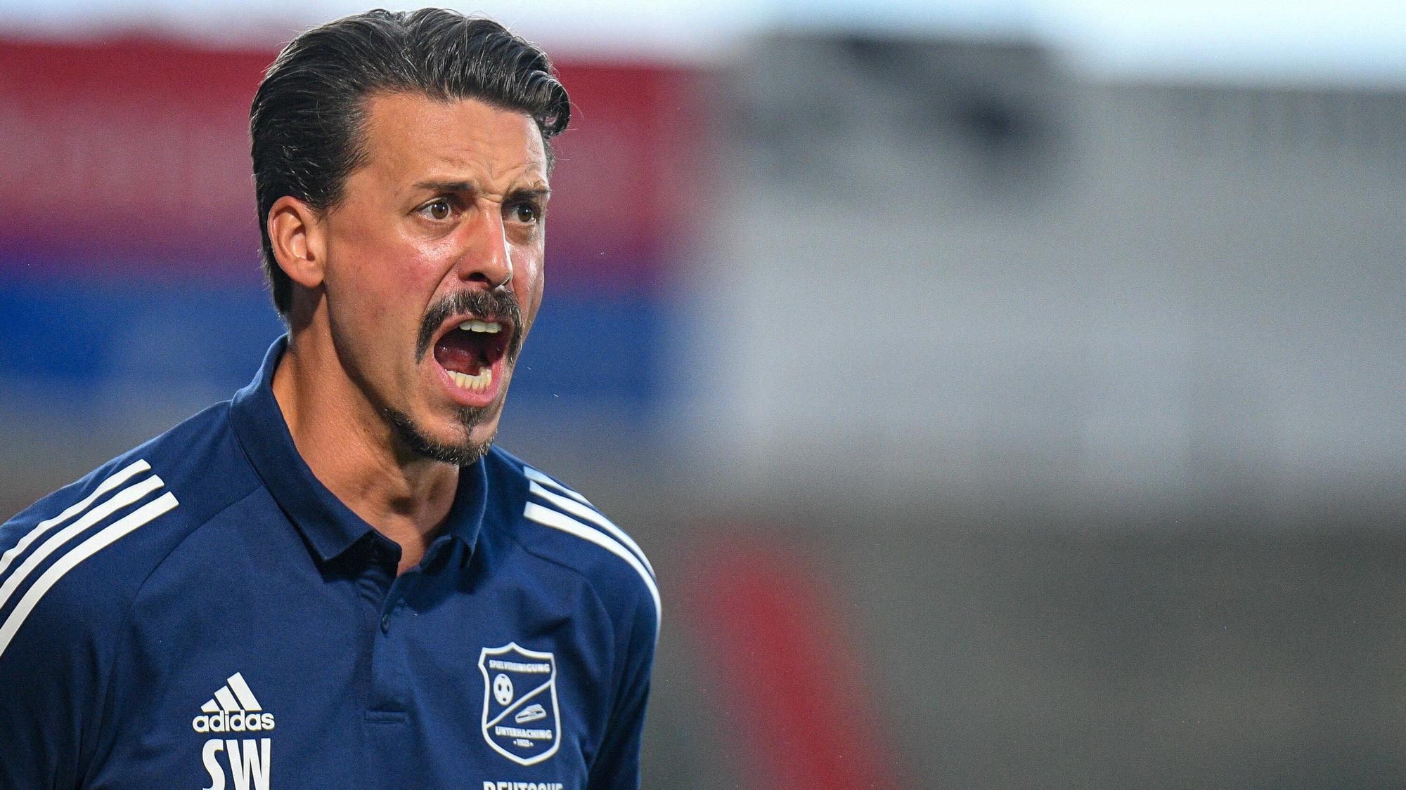 Sandro Wagner brüllt aus seiner Coachingzone bei der Spielvereinigung Unterhaching Anweisungen auf den Platz.