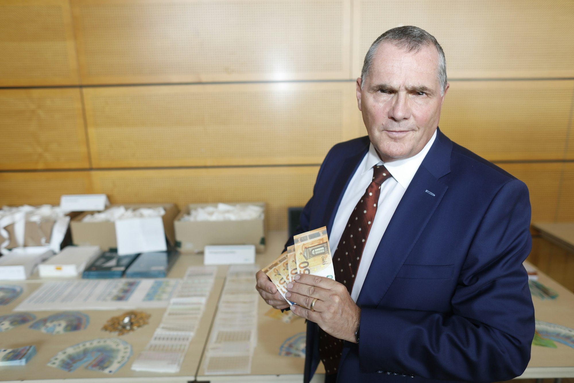Klaus-Stephan Becker, Kölner Direktionsleiter Kriminalität, hält Falschgeld in der Hand.
