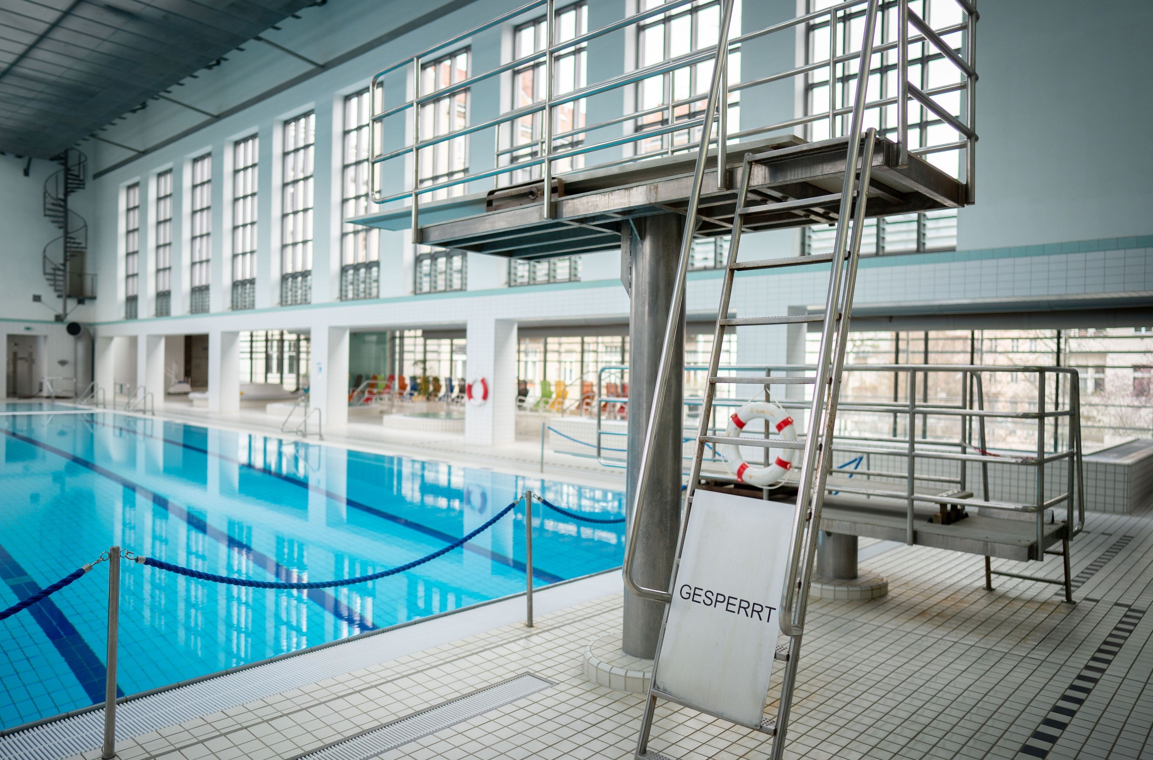 Blick in das geschlossene Stadtbad Schöneberg, aufgenommen im März 2020.