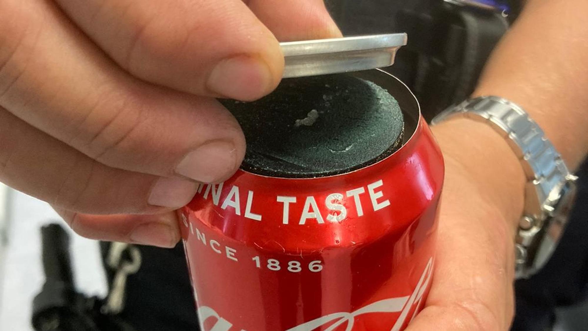 Eine präparierte Cola-Dose, in der sich Heroinsteine befanden.