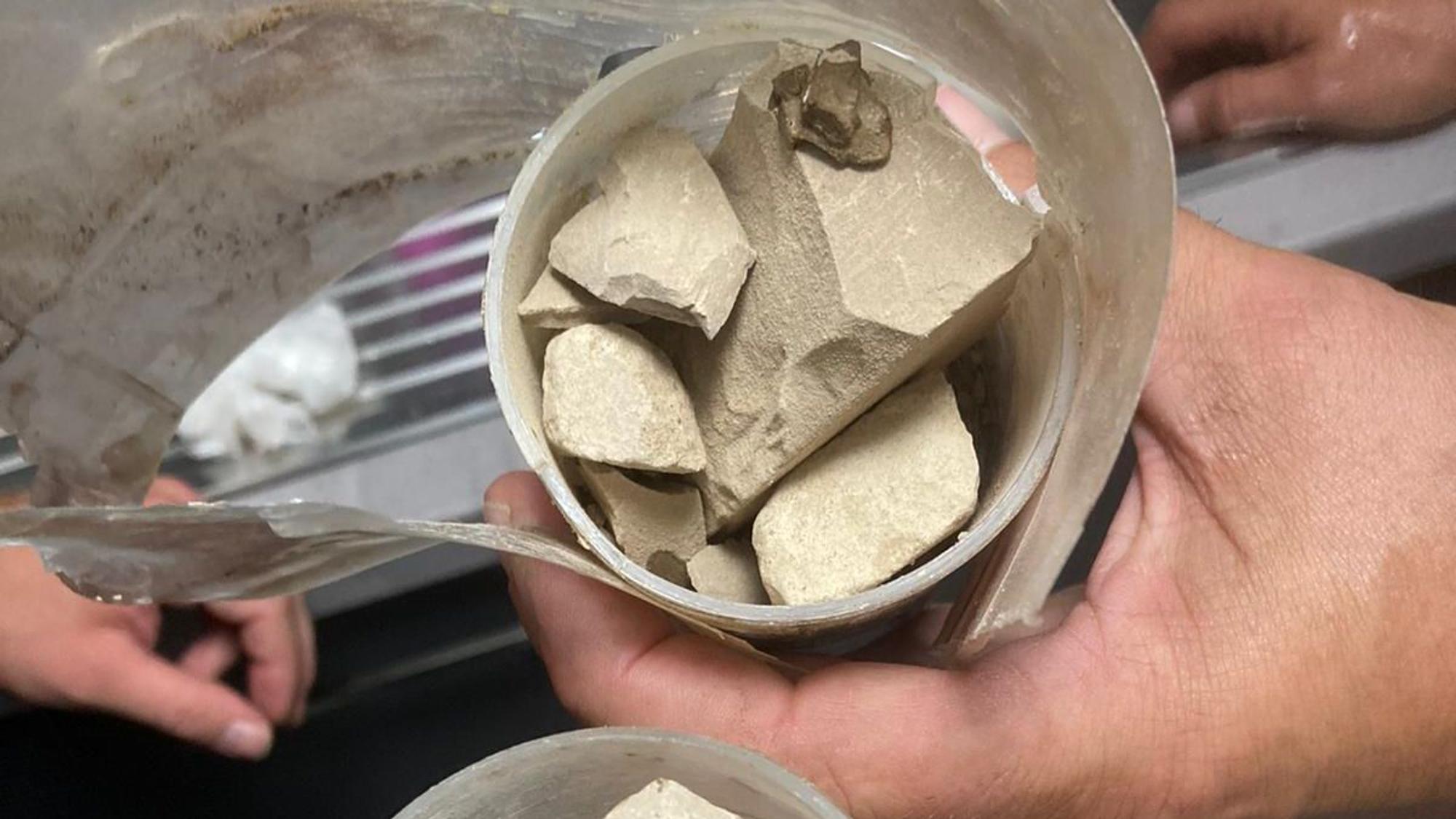 Heroin-Steine in einer Getränkeflasche