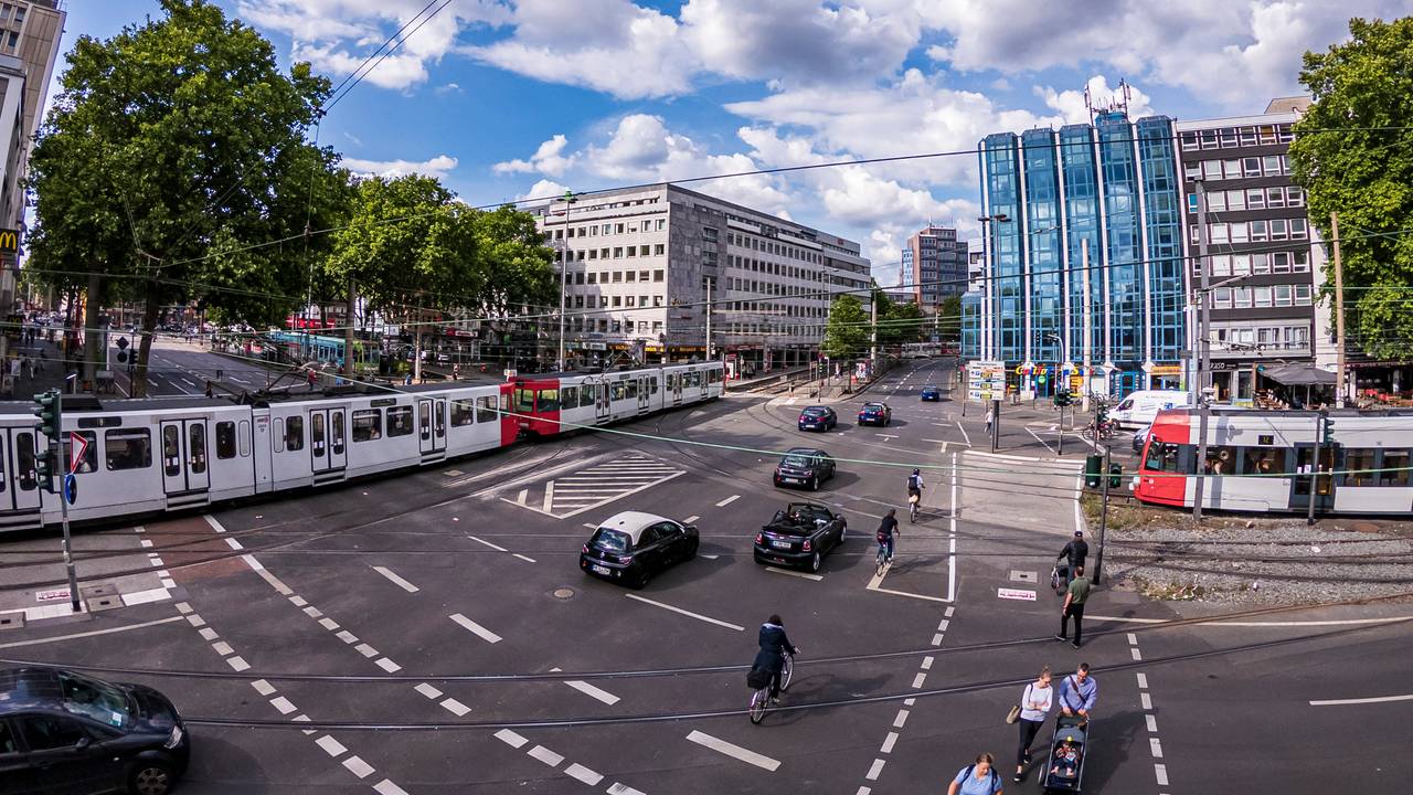 KVB-Bahnen und Autos am Barbarossaplatz in Köln.