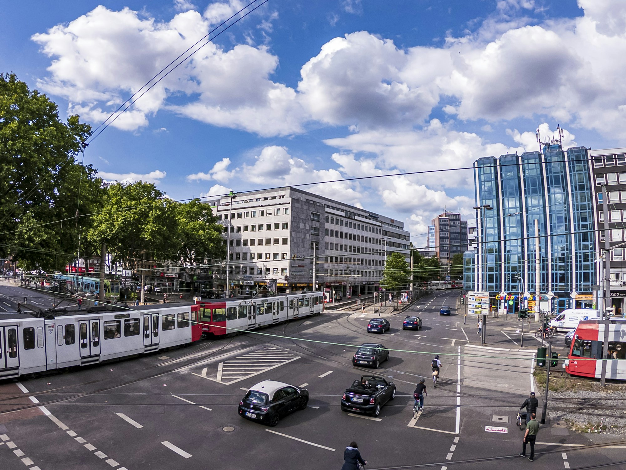 KVB-Bahnen und Autos am Barbarossaplatz in Köln.